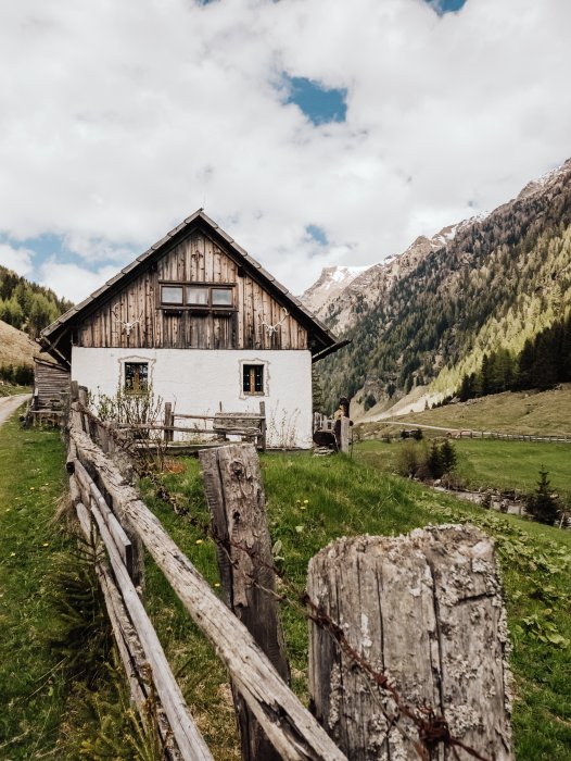 Österreich Landschaft mit traditionellem Haus from Laura Nenz