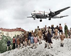Berlin airlift : Blockade of Berlin by russian : Berliners looking at arrival of planes, approaching