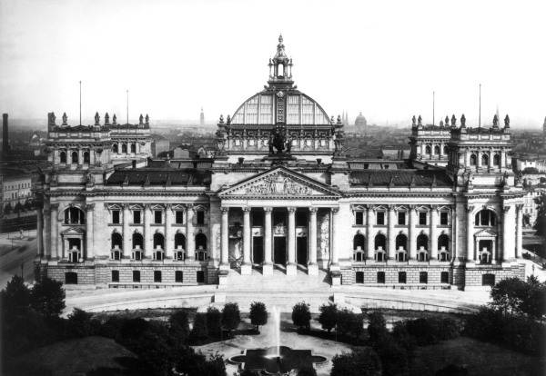 Berlin, Reichstag building/Photo Levy from 