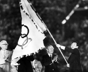 Closing ceremony of Olympic Games in Los Angeles: Mayor of Seoul, Bo Hyun Yum, with olympic flag, an