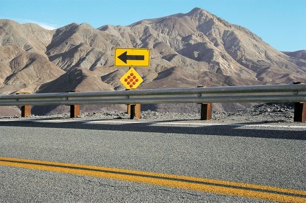 Empty road arrow-sign and dividing line (photo)  from 