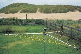 Empty clothes-lines lifeless sand dunes (photo) 