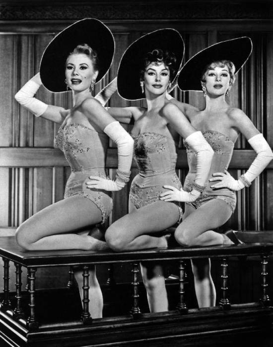 LES GIRLS, de George Cukor avec Mitzi Gaynor, Kay Kendall, Taina Elg from 