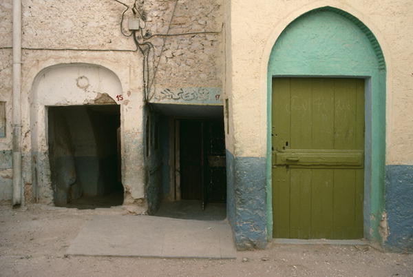 Medina of the city, a door (photo)  from 