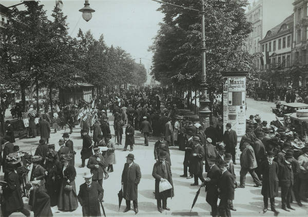 Crowds on the Lindenpromenade / 1910 from 