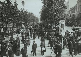 Crowds on the Lindenpromenade / 1910
