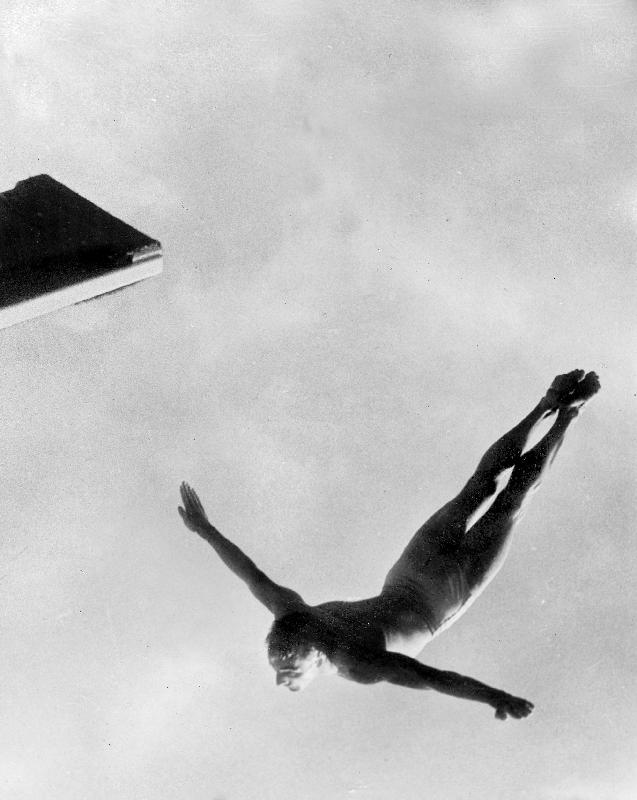 Olympic Games in Helsinki : diving during swimming events from 