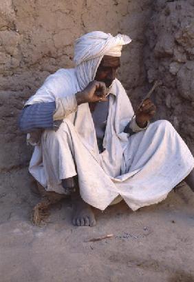Seated man, Taghit (photo) 