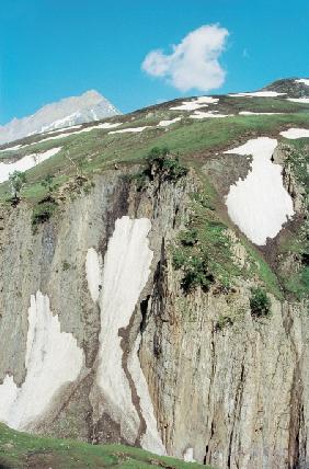 Snow on mountain near Zojila Pass, Ladakh (photo) 