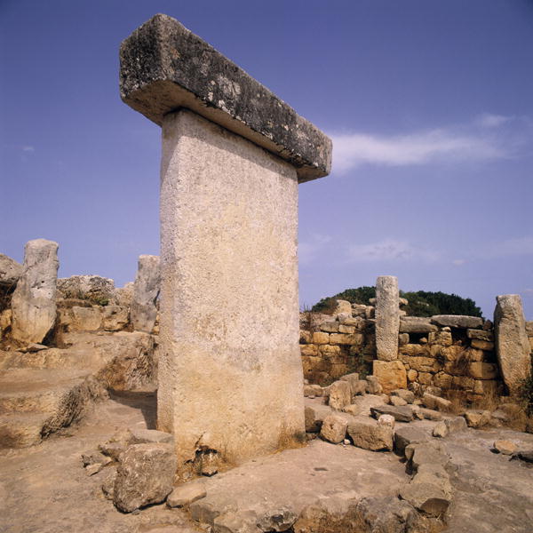 Taula at archaeological site, Bronze Age (photo)  from 