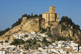 The town and the Iglesia de la Villa (photo) 