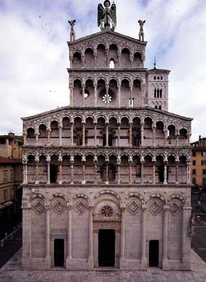 View of the West facade with a marble statue of St. Michael Archangel and the Dragon (photo) (for de from 