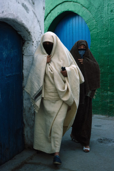 Women walking in the street, Essaouira (photo)  from 