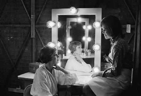 Julie Andrews and Mary Tyler Moore on the set of Thoroughly Modern Millie