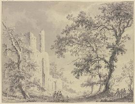 Links eine Ruine, rechts hohe Bäume mit einem Zaun, an welchem verschiedene Personen stehen