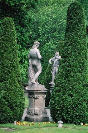 Statues and topiary in the garden (photo)