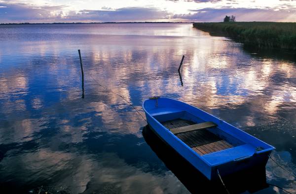 Blaues Boot am Seeufer mit Wolkenstimmung from Robert Kalb