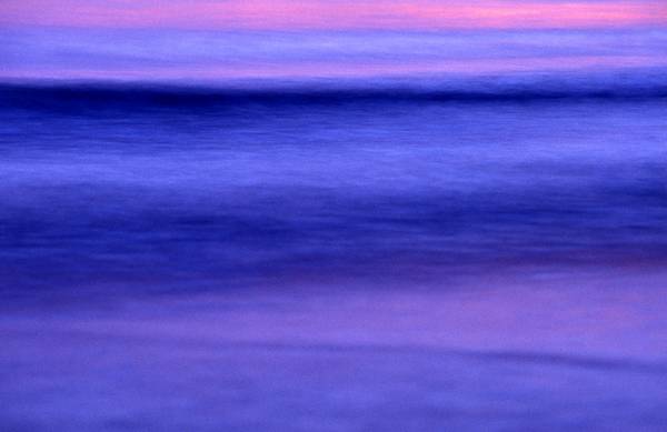 Farbenspiel einer unscharfen Welle im Meer from Robert Kalb