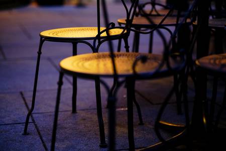 Leuchtende Stühle vor einem Wiener Kaffeehaus