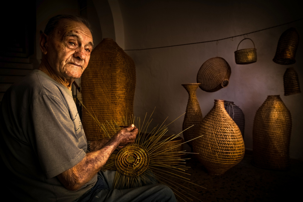 The basket maker from Roberto Rampinelli