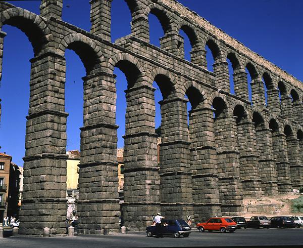 View of the Roman aqueduct (photo)  from Roman