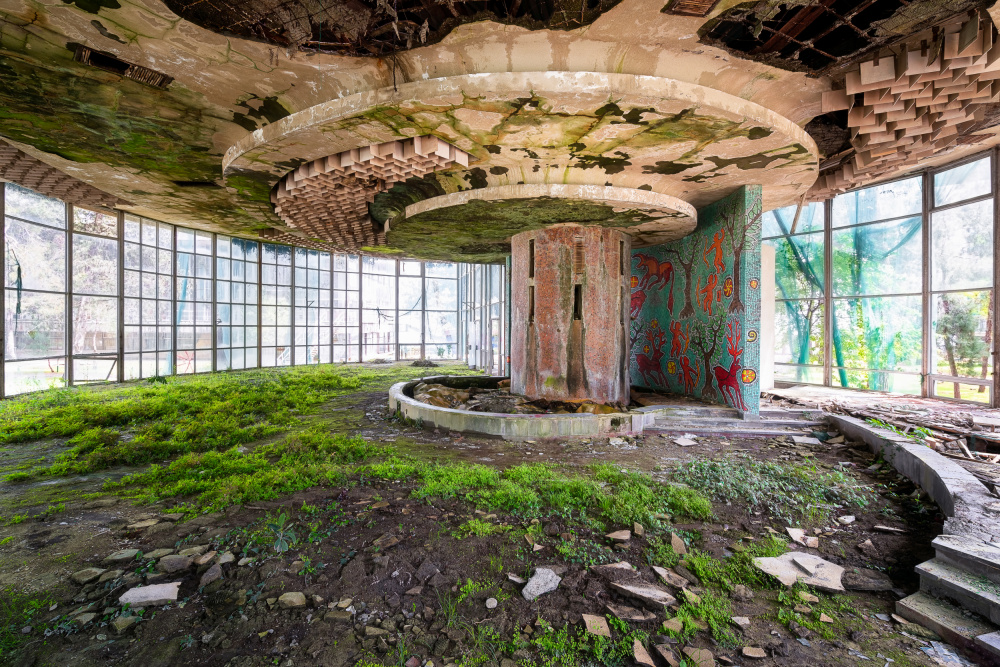 The Bar in Decay from Roman Robroek