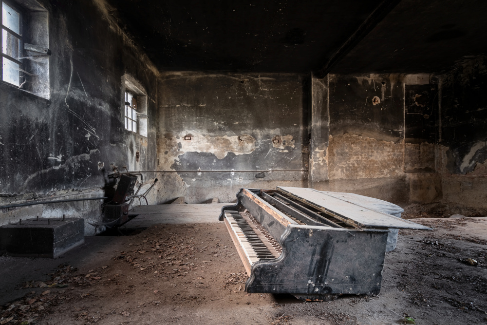 Piano in Burned Garage from Roman Robroek