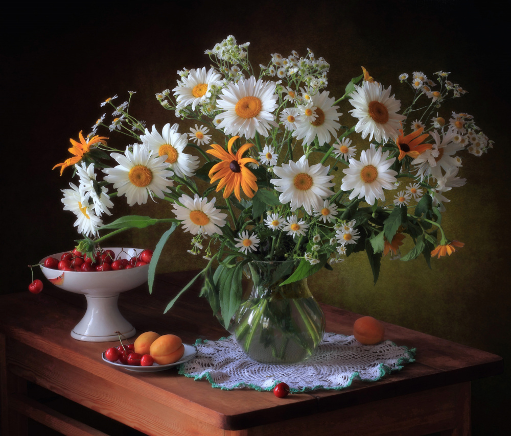 Still life with daisies and berries from Tatyana Skorokhod (Татьяна