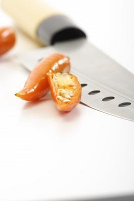 Gelbe Peperoni mit Messer1