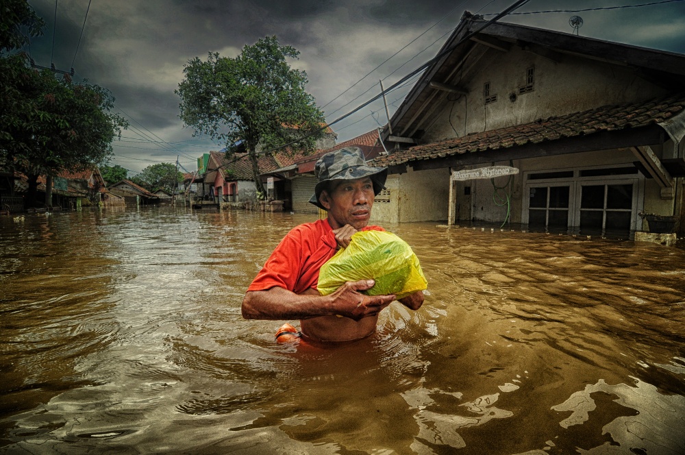 in the middle of the flood from Ujang Ubed